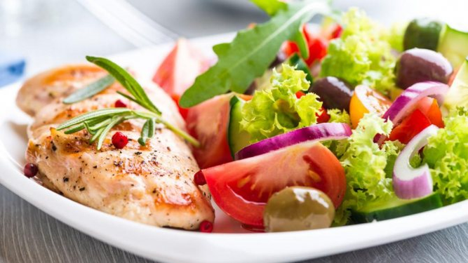 ensalada de verduras e peixe nunha dieta proteica