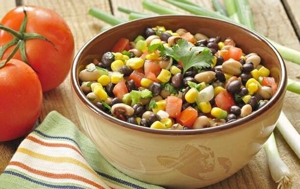 A ensalada de verduras de dieta pódese incluír no menú cando se perde peso cunha nutrición adecuada